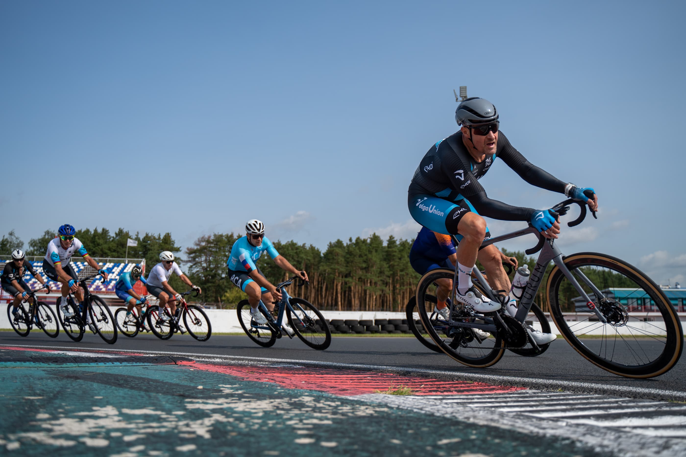 Региональный этап Cyclingrace: пелотон на повороте гоночной трассы